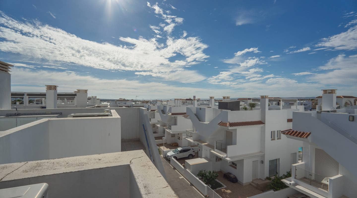 2 soverom Kjedet enebolig til salgs i Ciudad Quesada med svømmebasseng garasje - € 315 000 (Ref: 7917976)