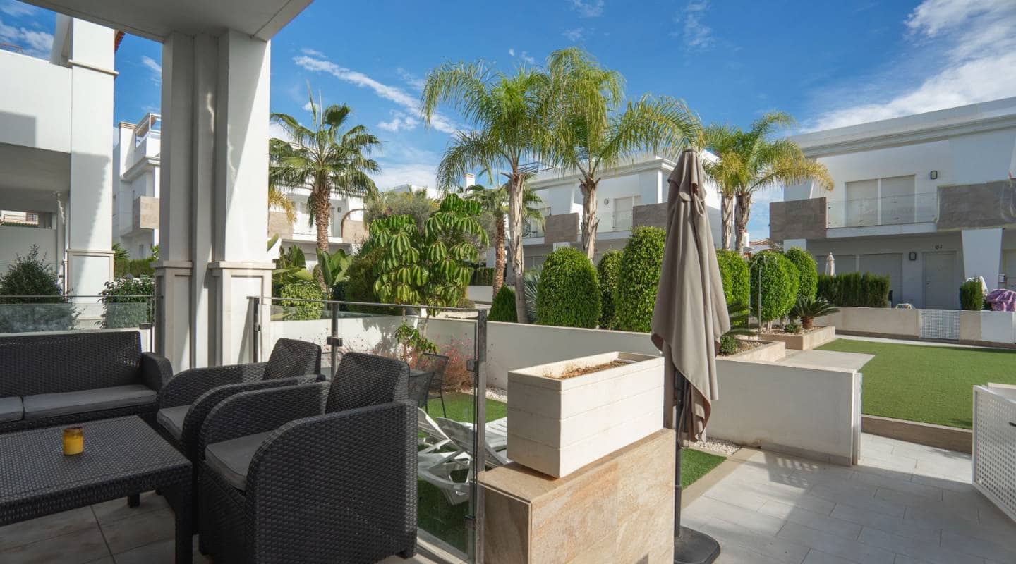 2 soverom Kjedet enebolig til salgs i Ciudad Quesada med svømmebasseng garasje - € 315 000 (Ref: 7917976)