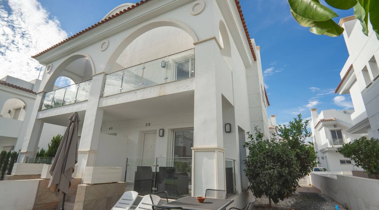 2 soverom Kjedet enebolig til salgs i Ciudad Quesada med svømmebasseng garasje - € 315 000 (Ref: 7917976)