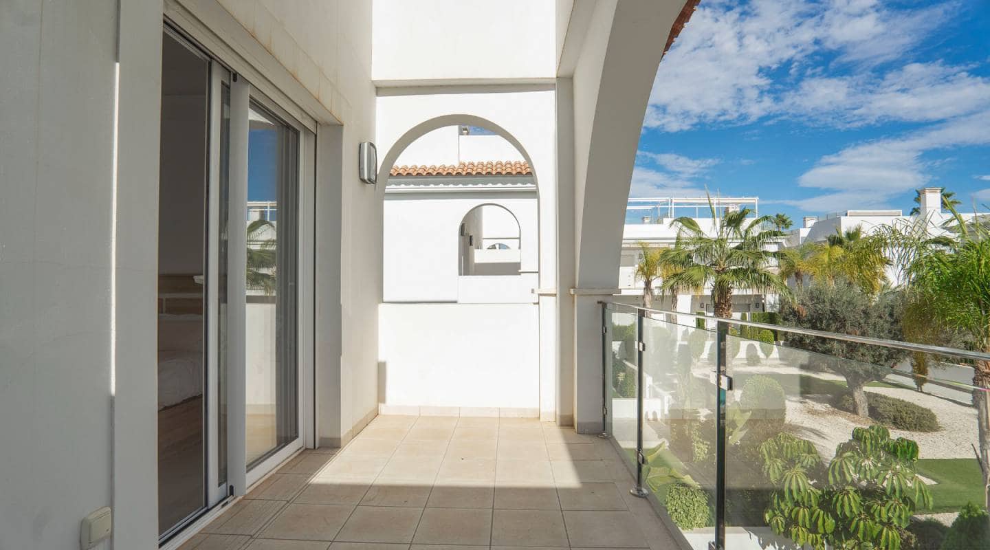 2 soverom Kjedet enebolig til salgs i Ciudad Quesada med svømmebasseng garasje - € 315 000 (Ref: 7917976)