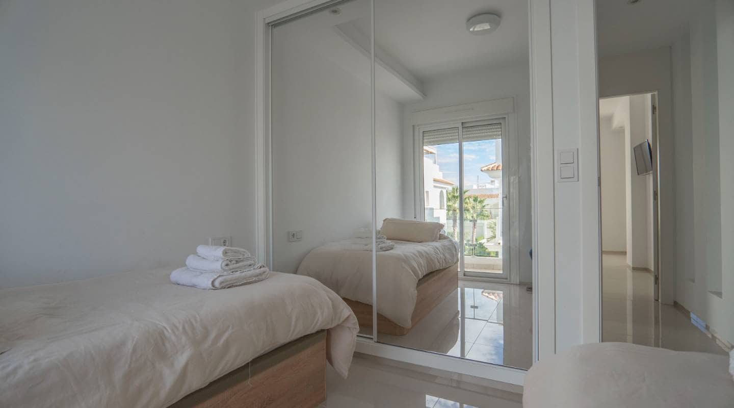 2 soverom Kjedet enebolig til salgs i Ciudad Quesada med svømmebasseng garasje - € 315 000 (Ref: 7917976)