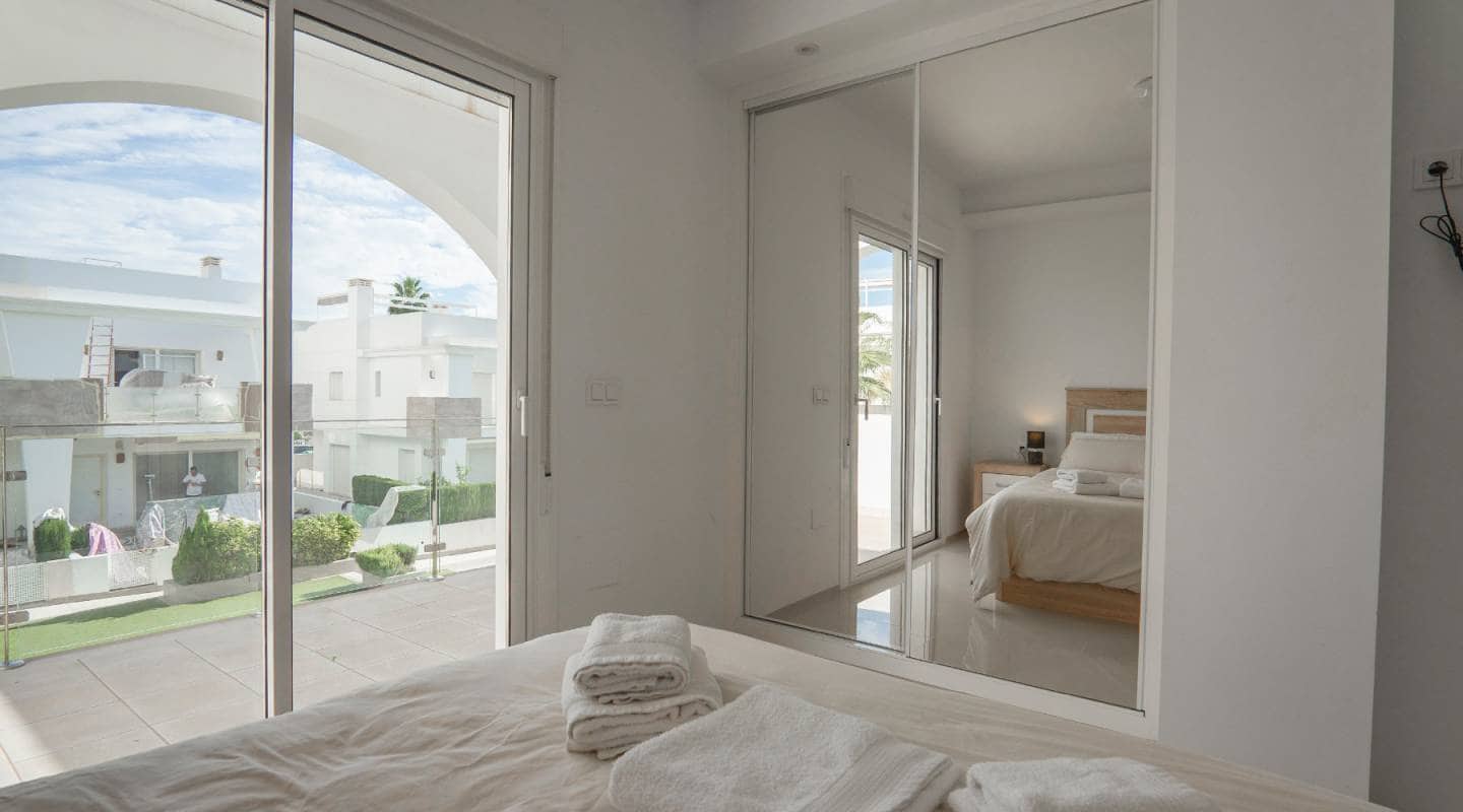 2 soverom Kjedet enebolig til salgs i Ciudad Quesada med svømmebasseng garasje - € 315 000 (Ref: 7917976)