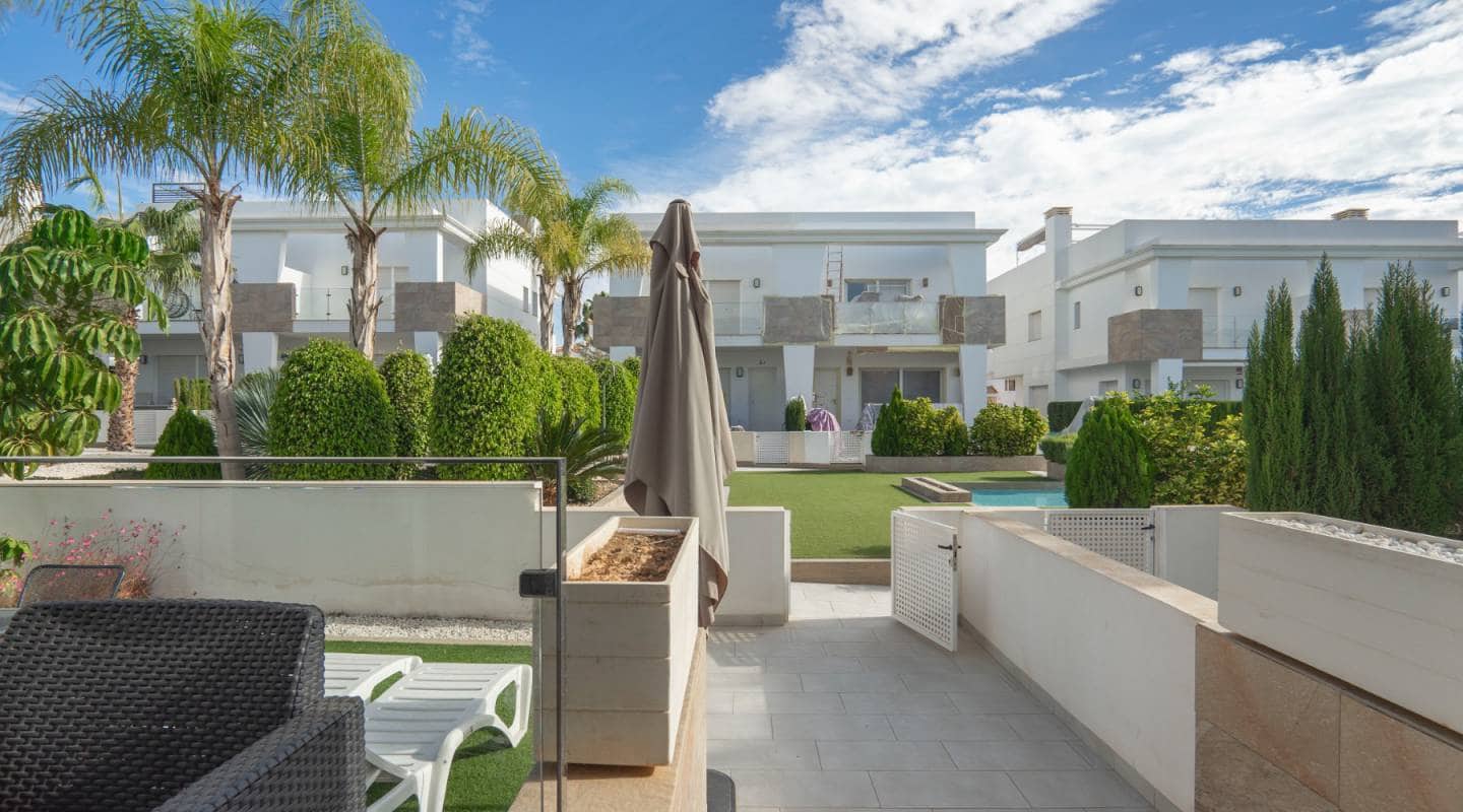 2 soverom Kjedet enebolig til salgs i Ciudad Quesada med svømmebasseng garasje - € 315 000 (Ref: 7917976)