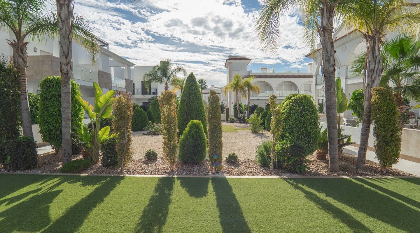 2 soverom Kjedet enebolig til salgs i Ciudad Quesada med svømmebasseng garasje - € 315 000 (Ref: 7917976)