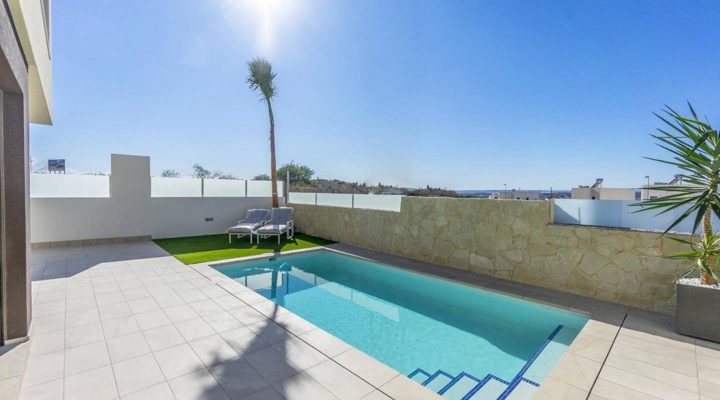 3 bedroom Villa for sale in Ciudad Quesada with pool - € 649,000 (Ref: 8005304)