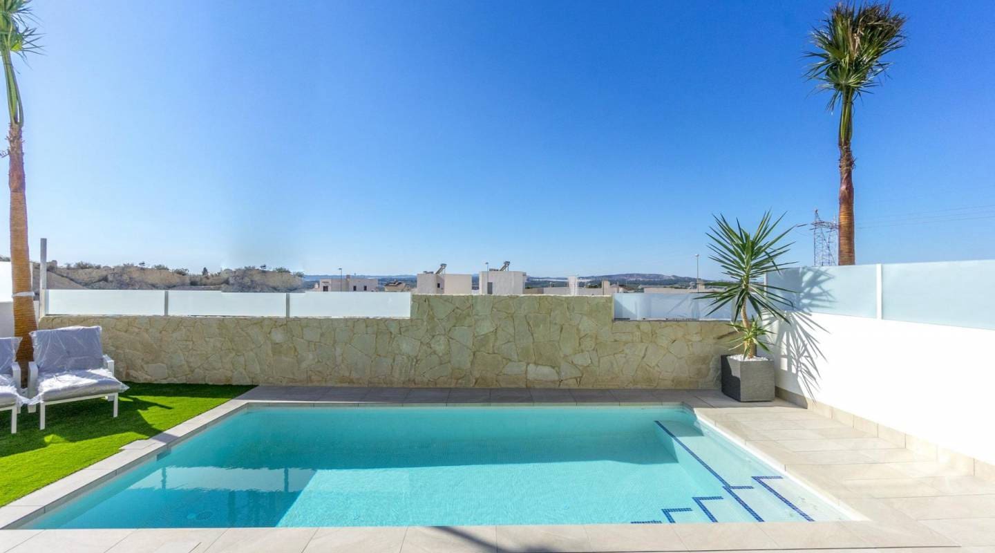 3 bedroom Villa for sale in Ciudad Quesada with pool - € 649,000 (Ref: 8005304)