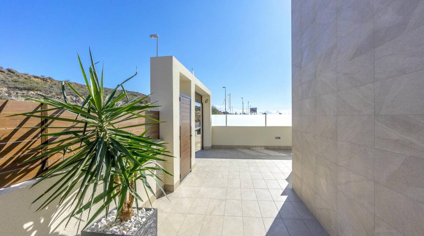 3 bedroom Villa for sale in Ciudad Quesada with pool - € 649,000 (Ref: 8005304)