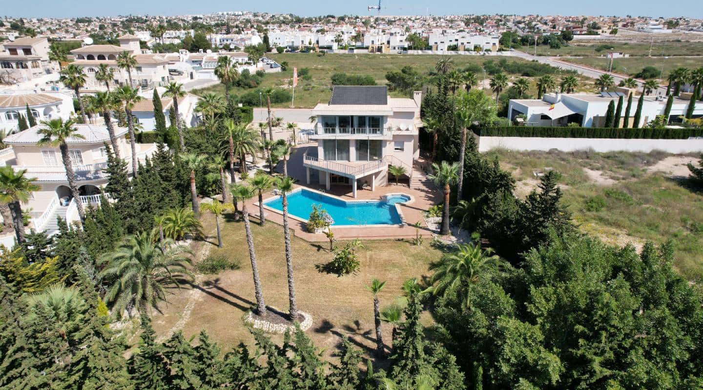 4 quarto Moradia para venda em Pueblo Bravo com piscina - 840 000 € (Ref: 8047774)