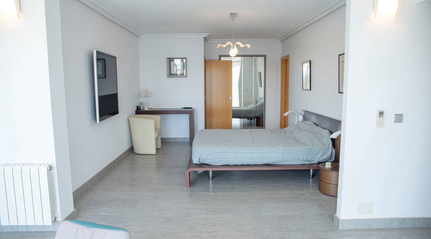 4 quarto Moradia para venda em Pueblo Bravo com piscina - 840 000 € (Ref: 8047774)