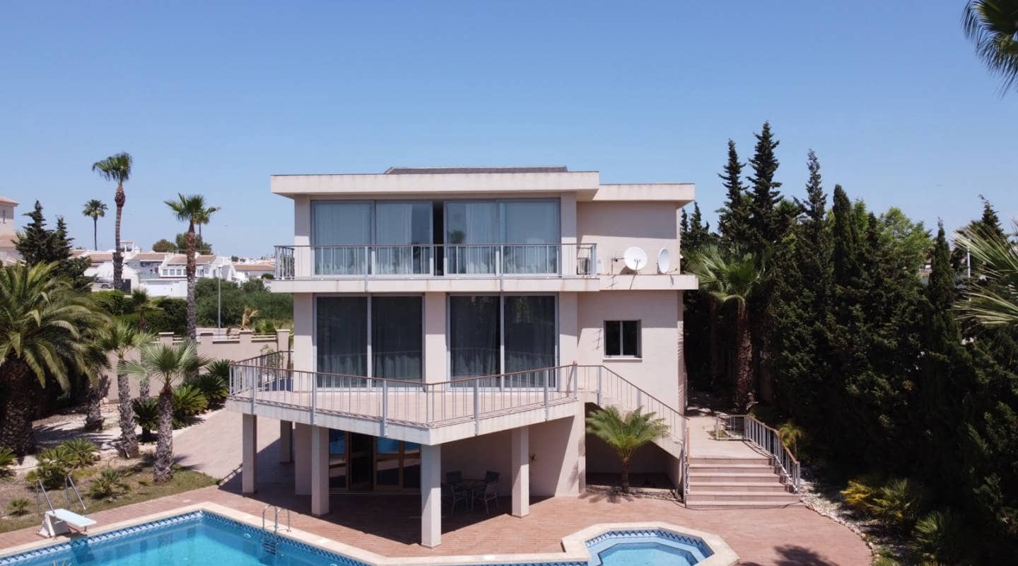 4 quarto Moradia para venda em Pueblo Bravo com piscina - 840 000 € (Ref: 8047774)