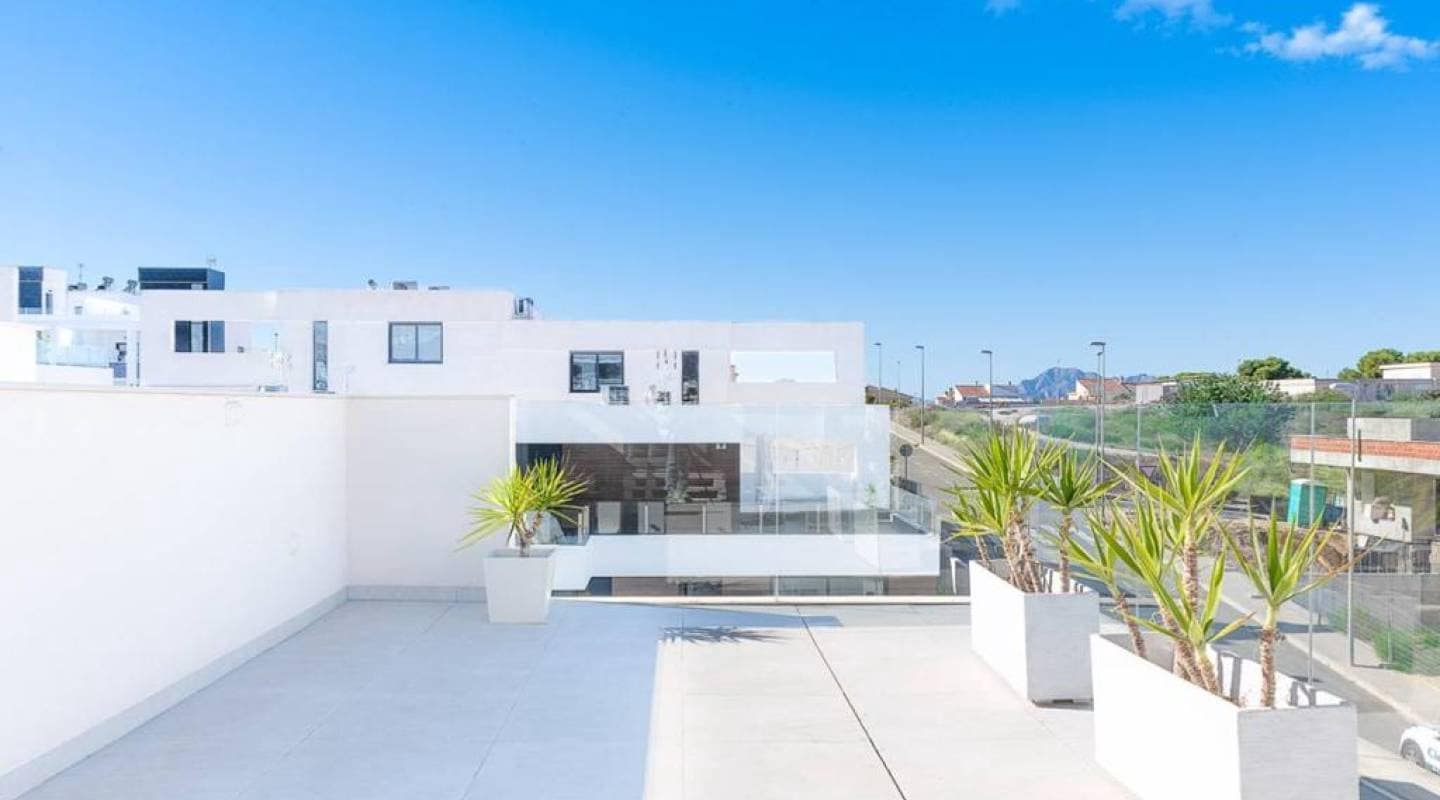 Chalet de 4 habitaciones en Benijófar en venta - 500.000 € (Ref: 8047793)