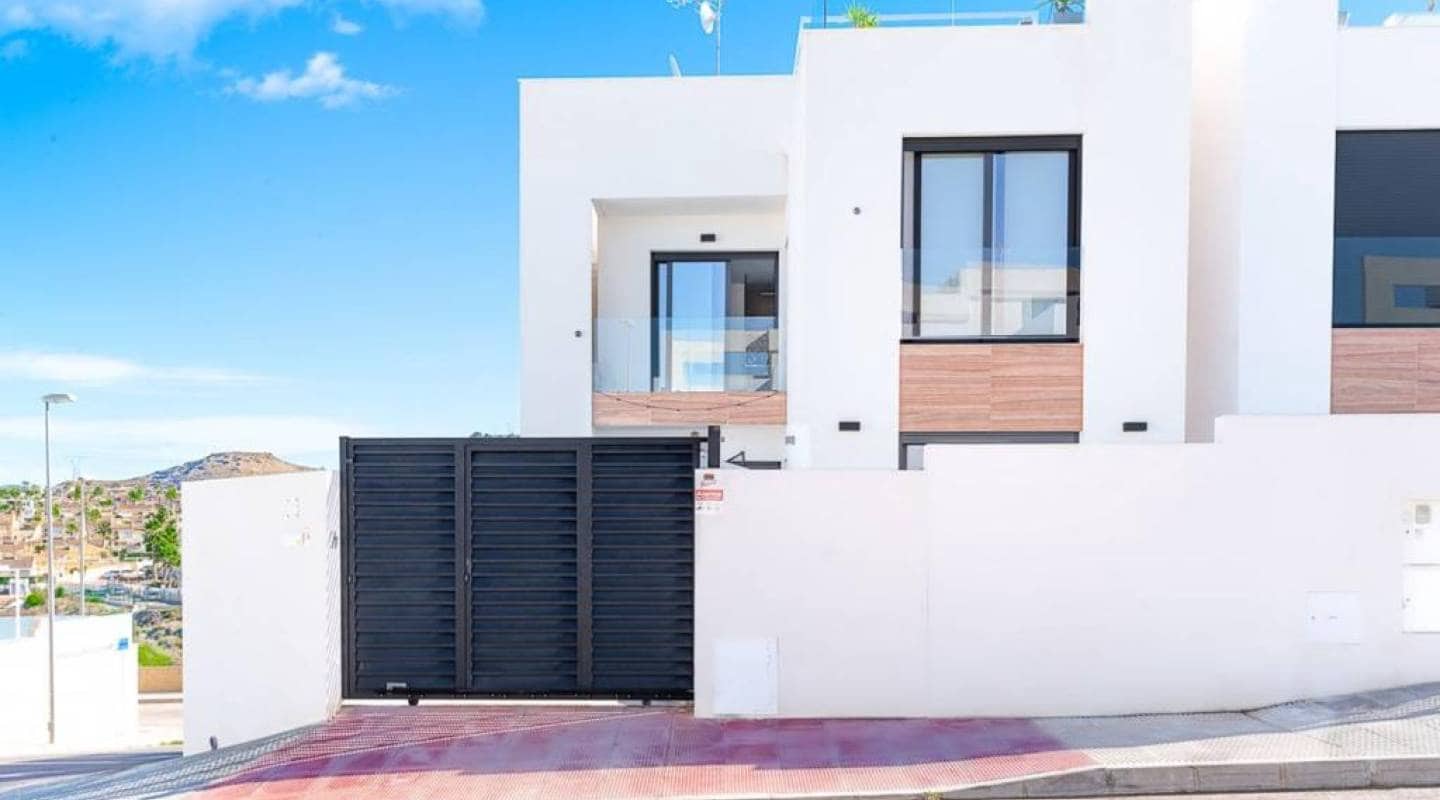 Chalet de 4 habitaciones en Benijófar en venta - 500.000 € (Ref: 8047793)