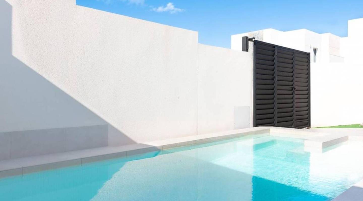 Chalet de 4 habitaciones en Benijófar en venta - 500.000 € (Ref: 8047793)