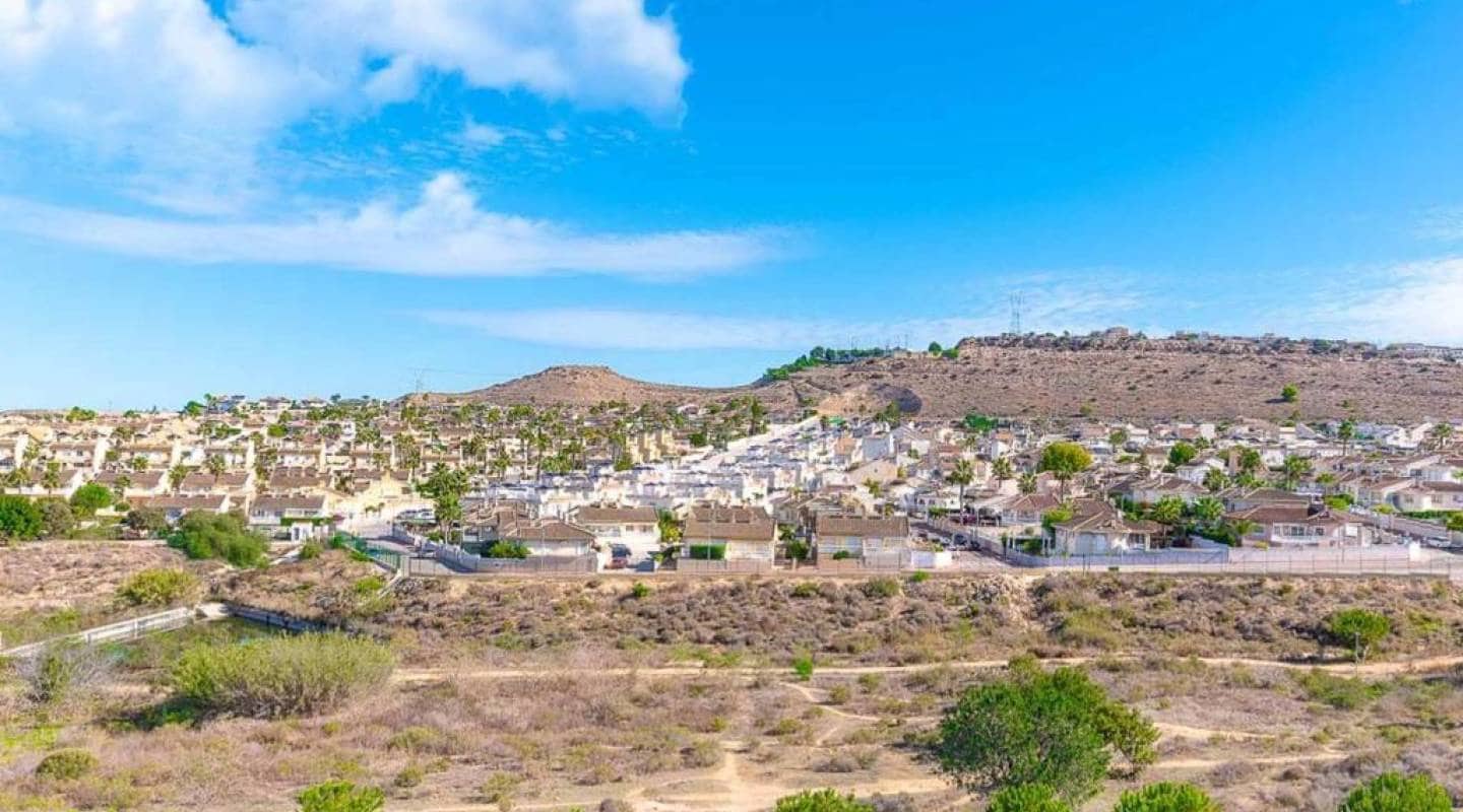 Chalet de 4 habitaciones en Benijófar en venta - 500.000 € (Ref: 8047793)