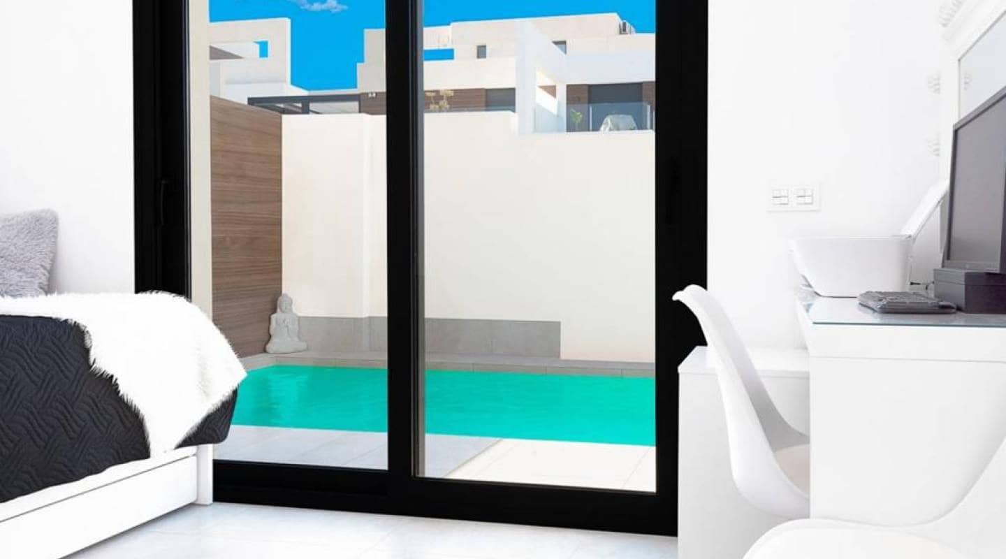 Chalet de 4 habitaciones en Benijófar en venta - 500.000 € (Ref: 8047793)