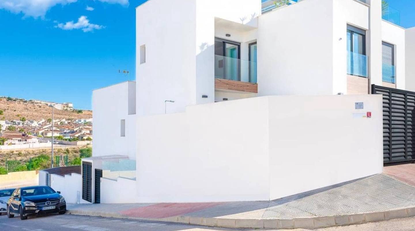 Chalet de 4 habitaciones en Benijófar en venta - 500.000 € (Ref: 8047793)