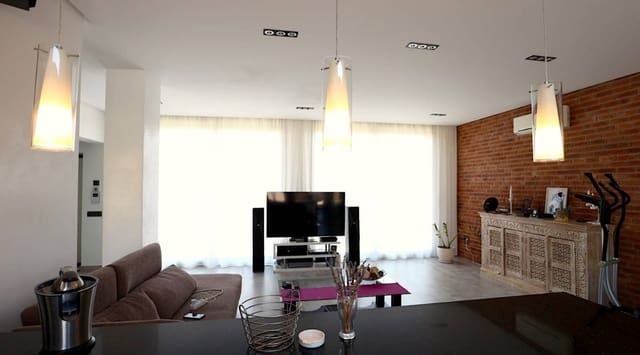 3 soverom Villa til salgs i Playa de los Locos, Torrevieja med svømmebasseng - € 709 000 (Ref: 8049670)