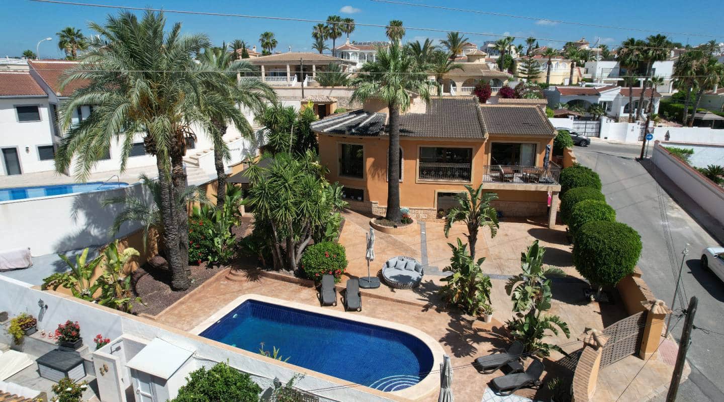 4 soveværelse Villa til salg i Ciudad Quesada med swimmingpool - € 895.000 (Ref: 8188934)