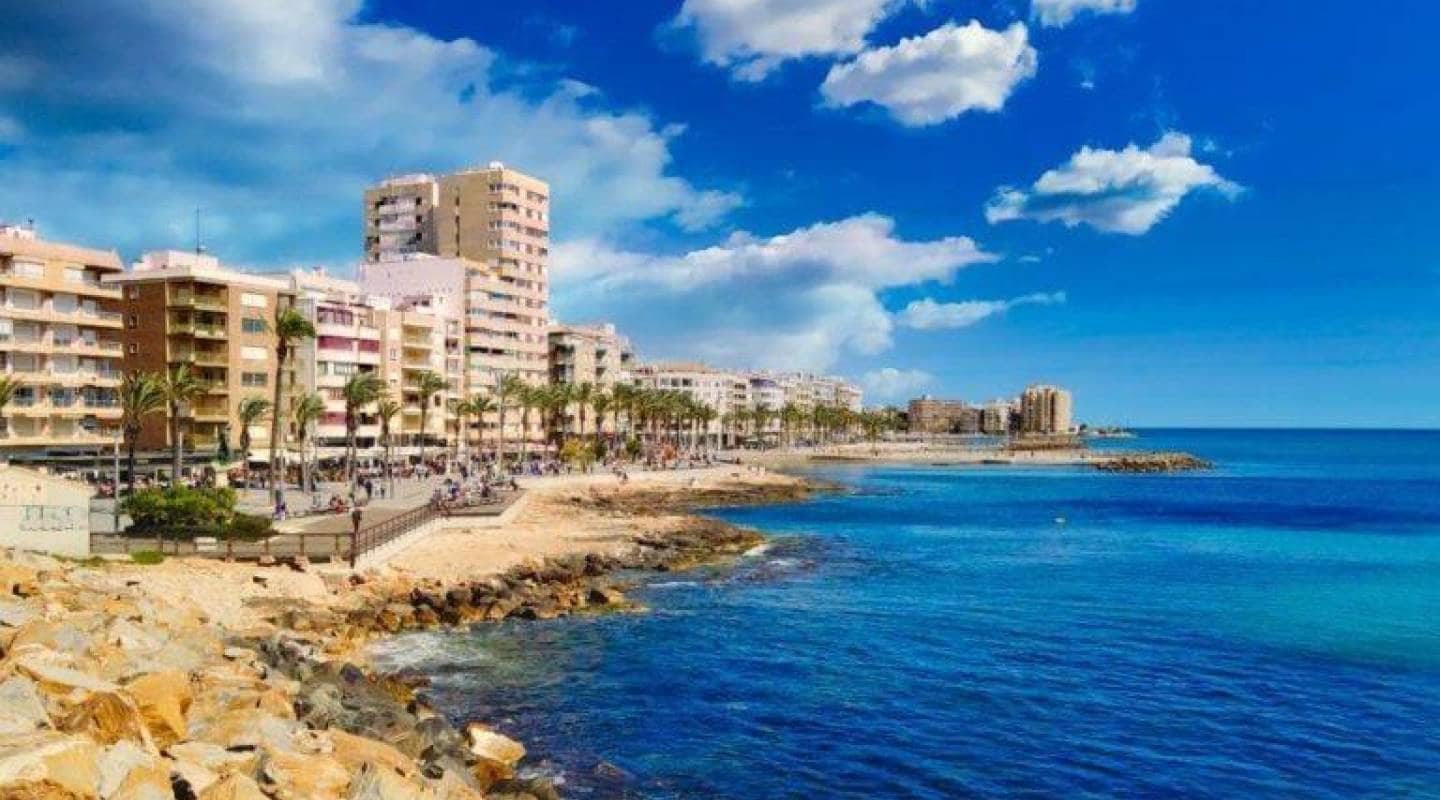 3 makuuhuone Huoneisto myytävänä paikassa Torrevieja mukana uima-altaan - 309 000 € (Ref: 8690123)