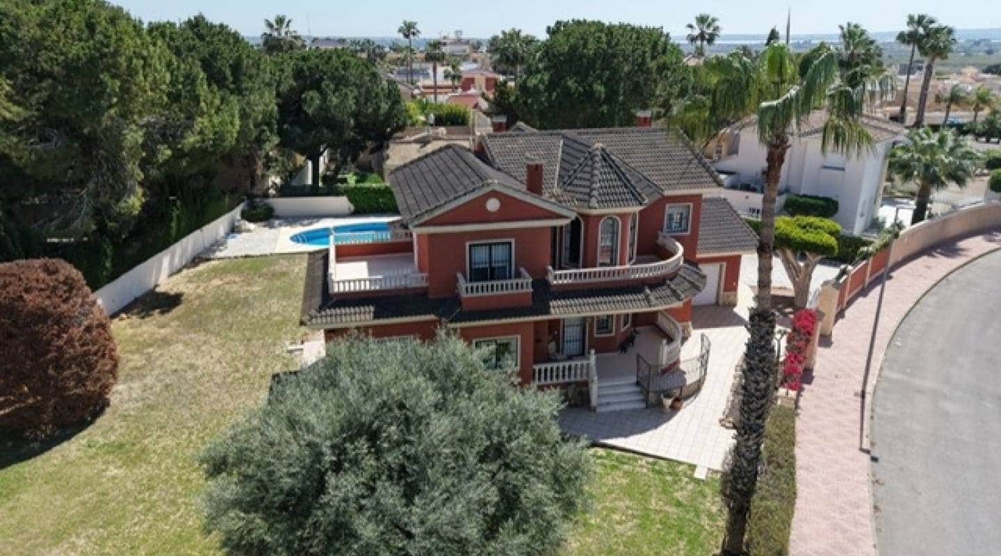 4 bedroom Villa for sale in Dona Pepa with pool - € 1,099,000 (Ref: 9127414)