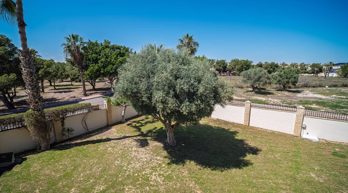 4 bedroom Villa for sale in Dona Pepa with pool - € 1,099,000 (Ref: 9127414)