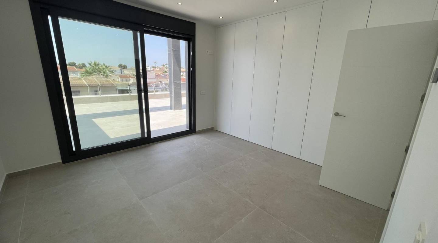 3 bedroom Villa for sale in Ciudad Quesada with pool - € 799,900 (Ref: 9289482)