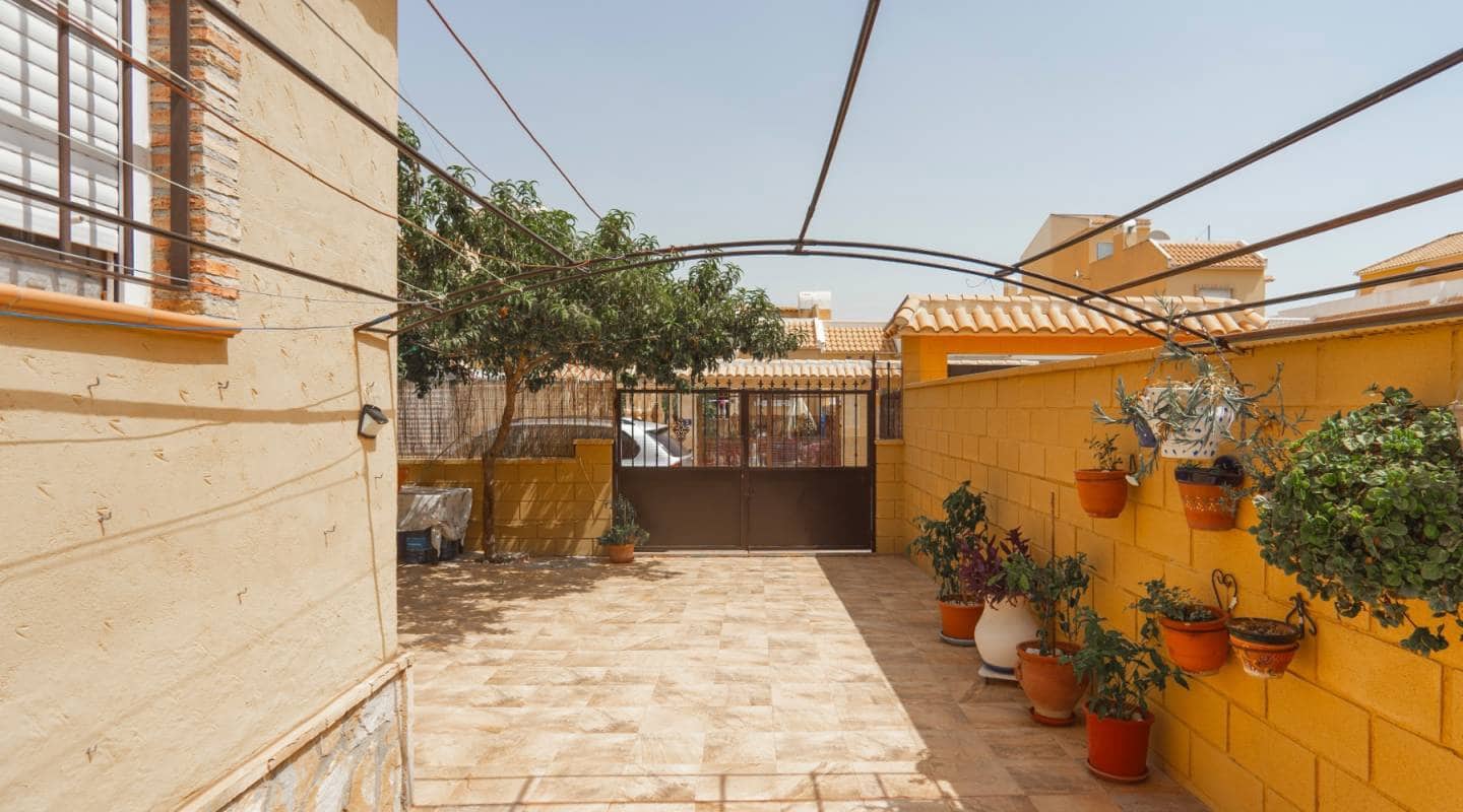 3 sovrum Semi-fristående Villa till salu i Ciudad Quesada med pool - 219 950 € (Ref: 9311216)