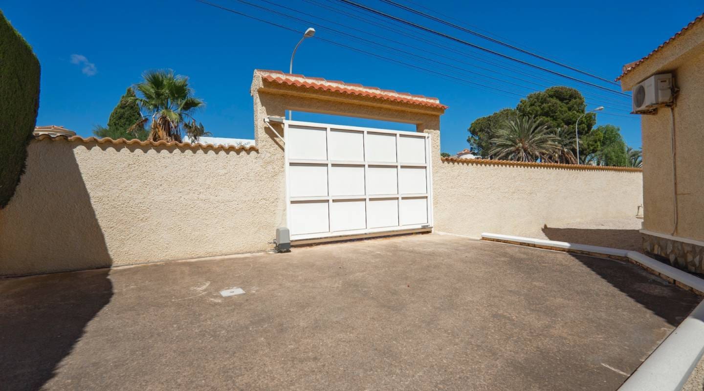 3 bedroom Villa for sale in Ciudad Quesada with pool - € 380,000 (Ref: 9311217)