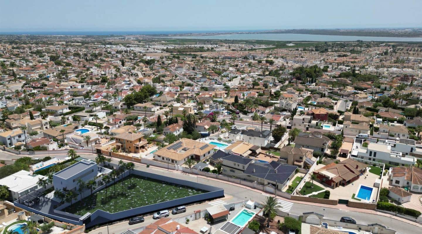 3 soveværelse Villa til salg i Ciudad Quesada med swimmingpool - € 1.050.000 (Ref: 9357254)