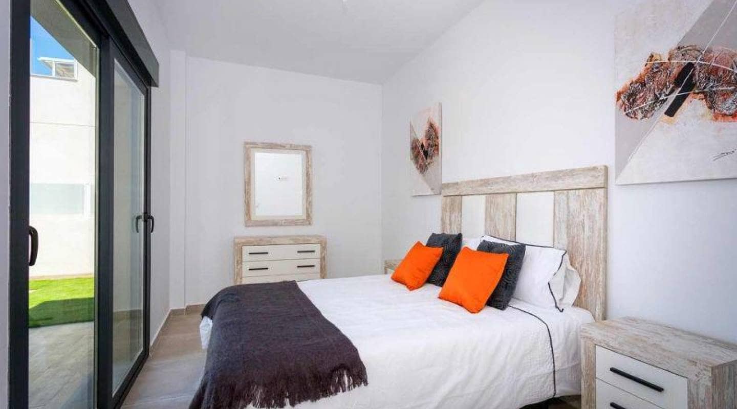 Chalet de 3 habitaciones en Daya Nueva en venta con piscina - 420.000 € (Ref: 9462772)