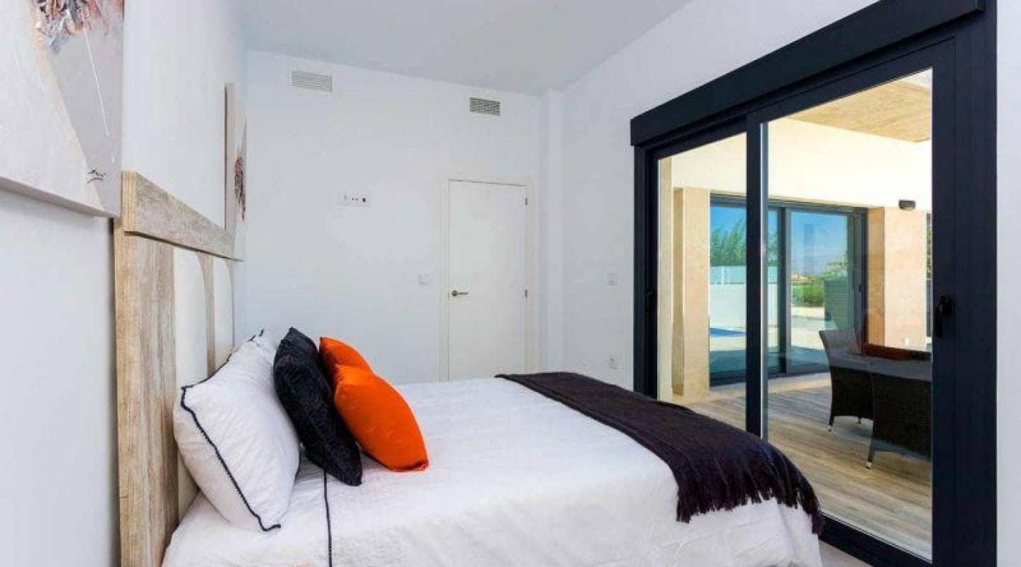 Chalet de 3 habitaciones en Daya Nueva en venta con piscina - 420.000 € (Ref: 9462772)