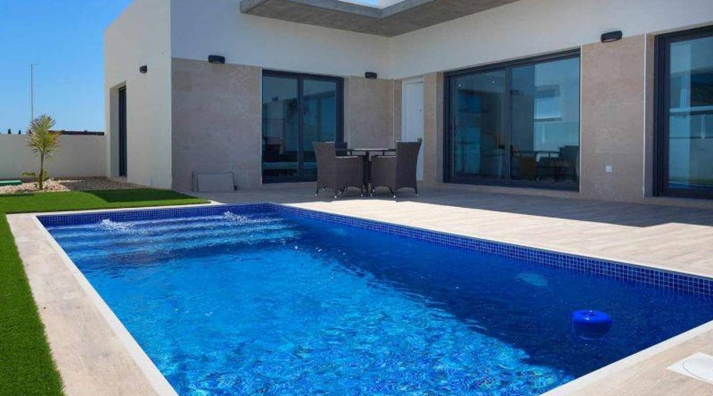 Chalet de 3 habitaciones en Daya Nueva en venta con piscina - 420.000 € (Ref: 9462772)
