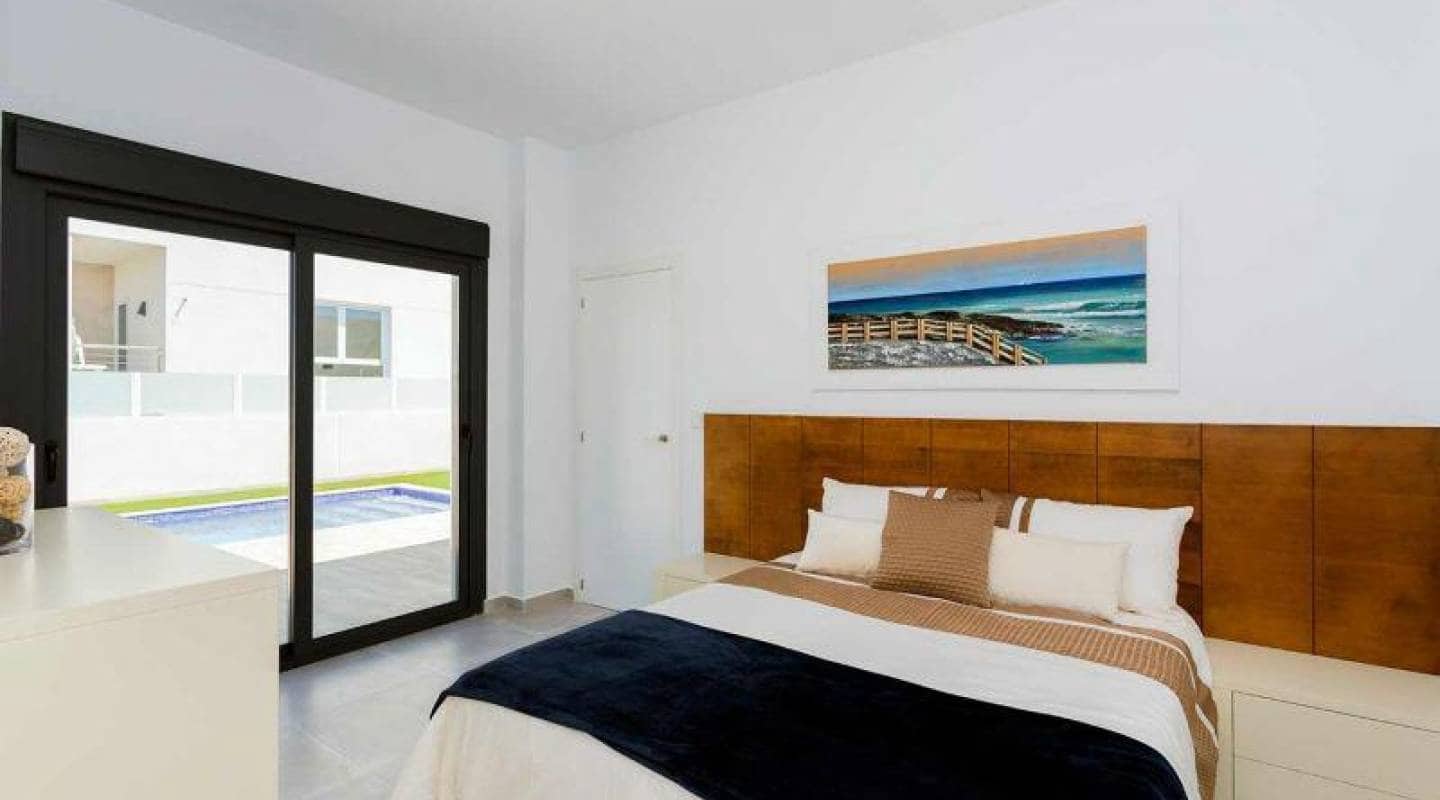 Chalet de 3 habitaciones en Daya Nueva en venta con piscina - 420.000 € (Ref: 9462772)