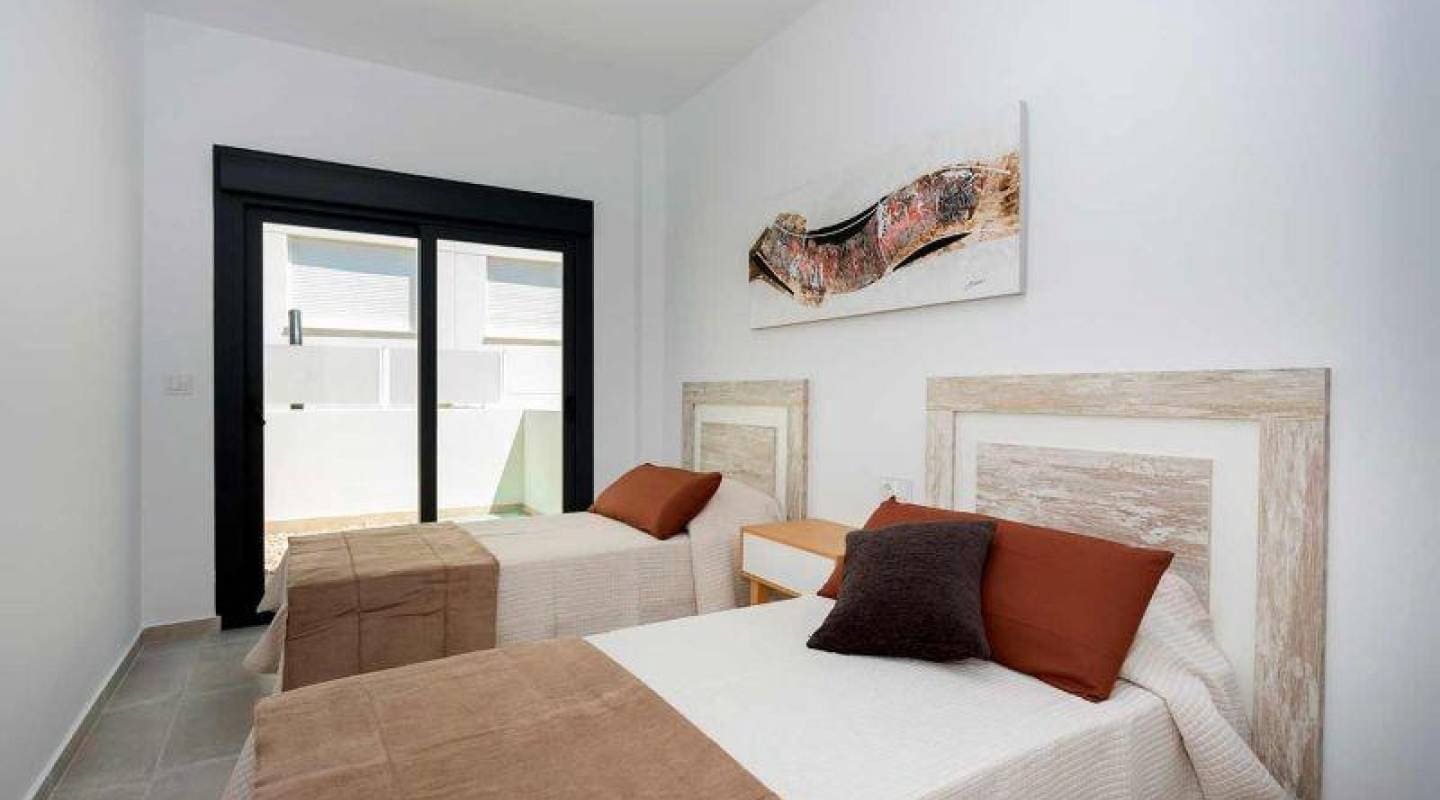 Chalet de 3 habitaciones en Daya Nueva en venta con piscina - 420.000 € (Ref: 9462772)