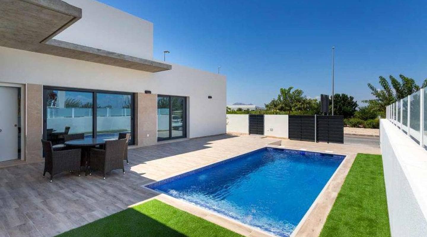 Chalet de 3 habitaciones en Daya Nueva en venta con piscina - 420.000 € (Ref: 9462772)