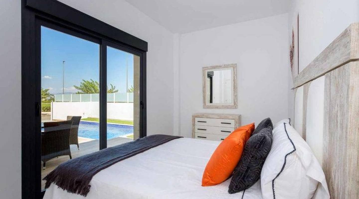 Chalet de 3 habitaciones en Daya Nueva en venta con piscina - 420.000 € (Ref: 9462772)