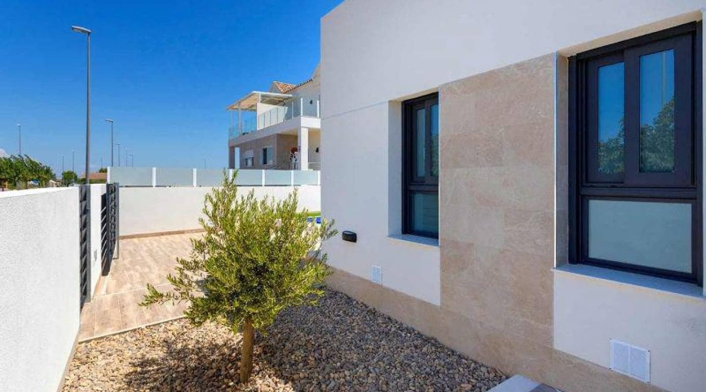 Chalet de 3 habitaciones en Daya Nueva en venta con piscina - 349.000 € (Ref: 9462776)