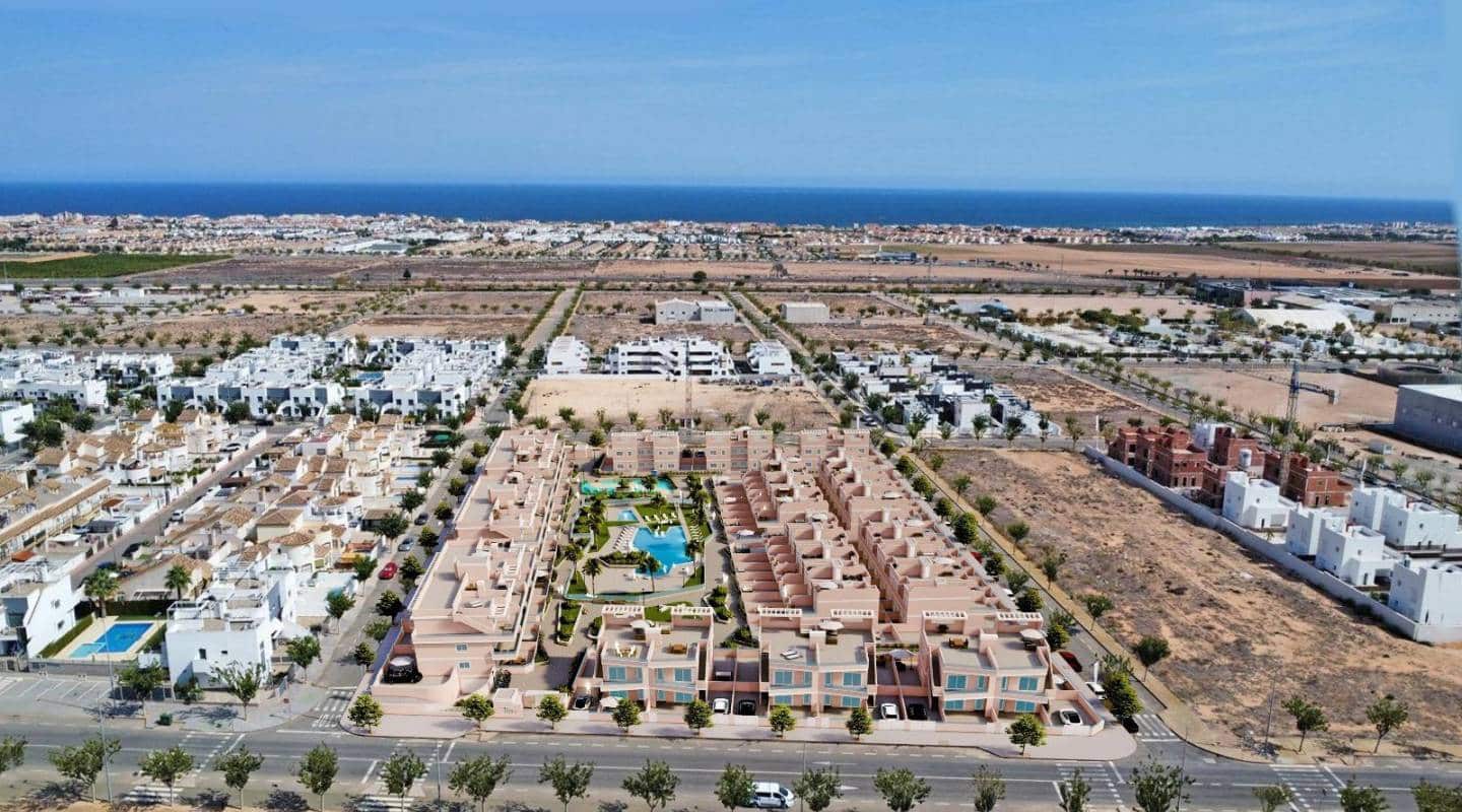 Chalet de 3 habitaciones en Pilar de la Horadada en venta con piscina - 349.900 € (Ref: 9528048)