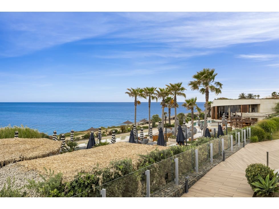 Apartamento de 2 habitaciones en Estepona en venta con piscina garaje - 898.000 € (Ref: 10078956)