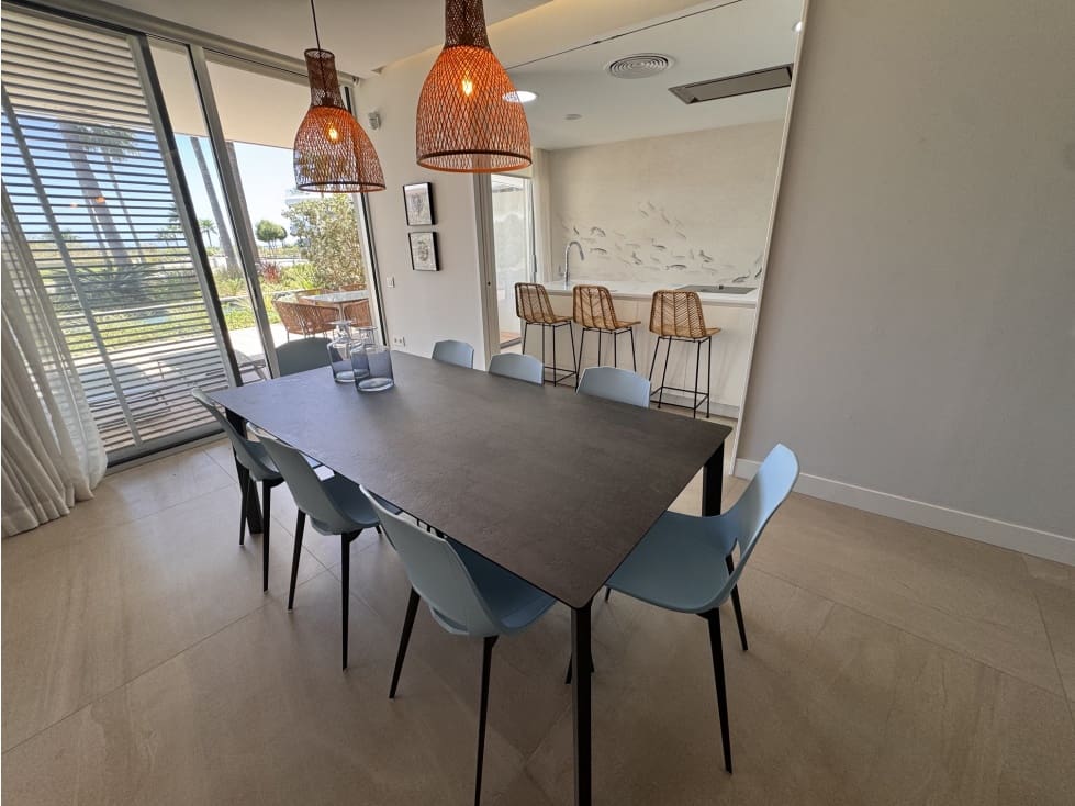 Apartamento de 2 habitaciones en Estepona en venta con piscina garaje - 898.000 € (Ref: 10078956)