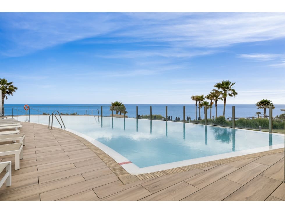 Apartamento de 2 habitaciones en Estepona en venta con piscina garaje - 898.000 € (Ref: 10078956)