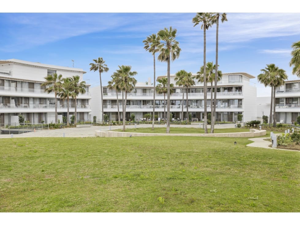 Apartamento de 2 habitaciones en Estepona en venta con piscina garaje - 898.000 € (Ref: 10078956)