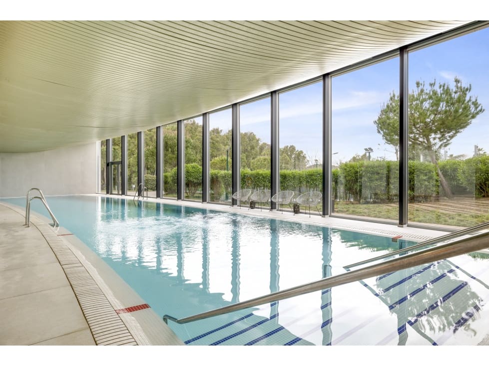 Apartamento de 2 habitaciones en Estepona en venta con piscina garaje - 898.000 € (Ref: 10078956)