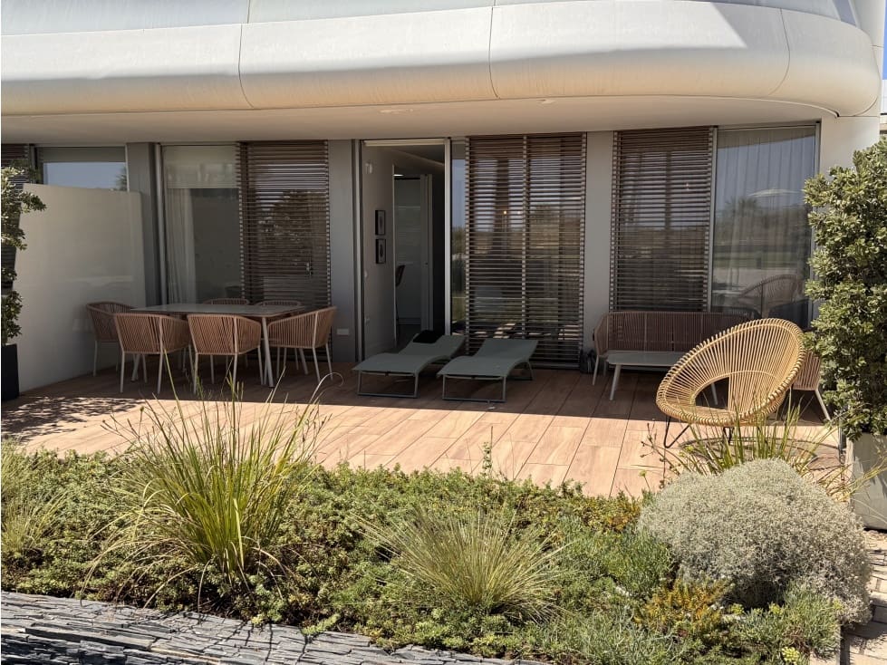 Apartamento de 2 habitaciones en Estepona en venta con piscina garaje - 898.000 € (Ref: 10078956)