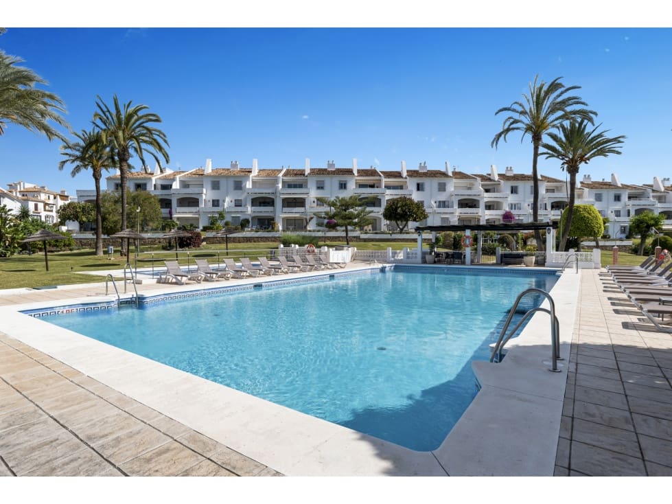 3 makuuhuone Huoneisto myytävänä paikassa Nueva Andalucia mukana uima-altaan 
autotalli - 875 000 € (Ref: 10078958)