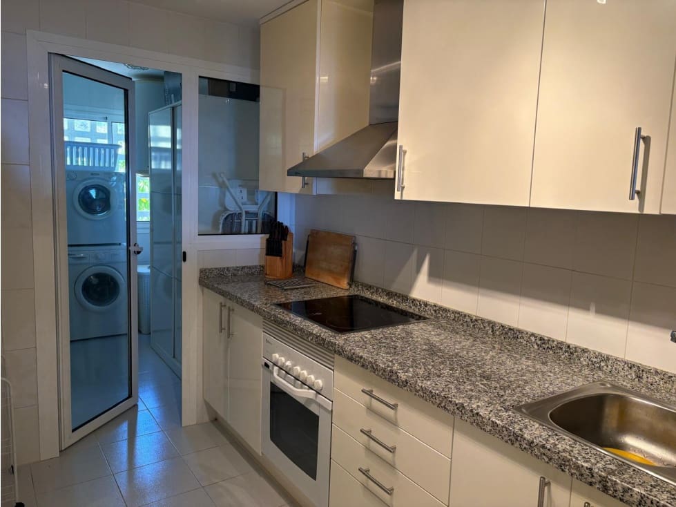2 soveværelse Lejlighed til leje i Manilva med swimmingpool garage - € 1.500 (Ref: 10078961)