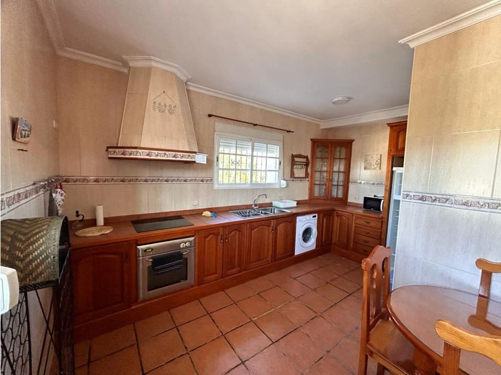 5 bedroom Villa for rent in Manilva - € 1,600 (Ref: 7658687)