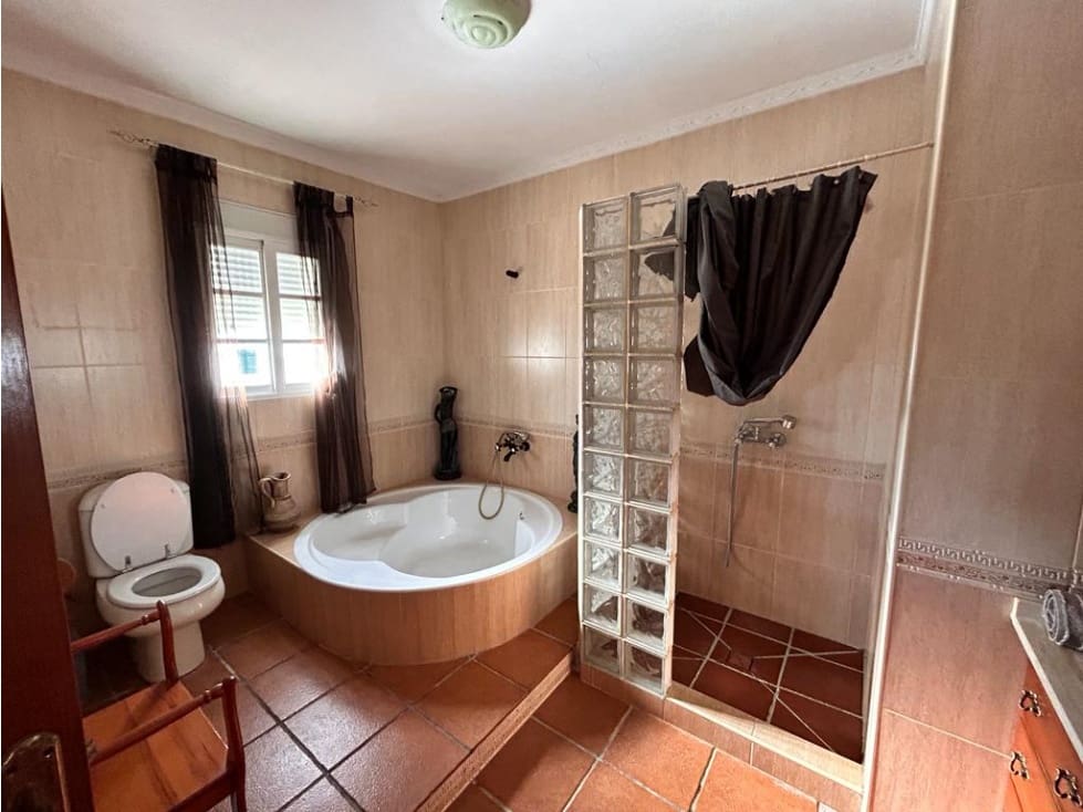 5 bedroom Villa for rent in Manilva - € 1,600 (Ref: 7658687)