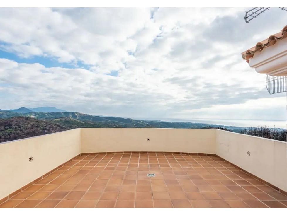 7 bedroom Villa for sale in Estepona with pool - € 2,500,000 (Ref: 7732126)