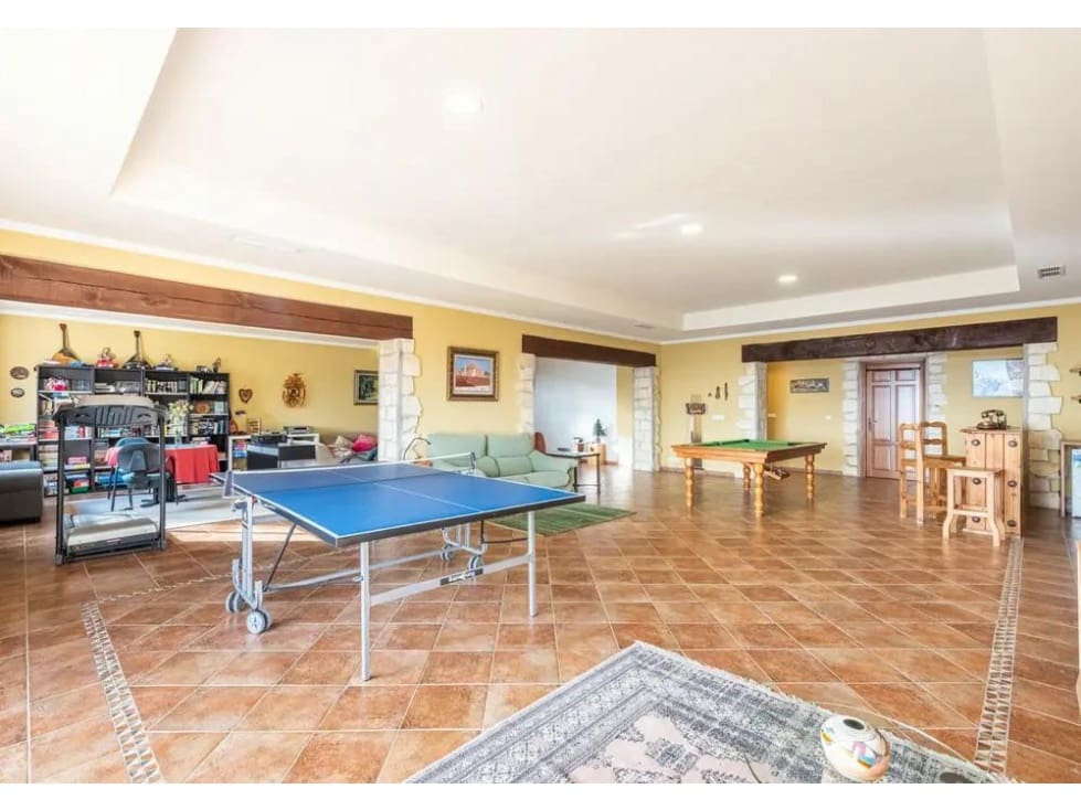 7 bedroom Villa for sale in Estepona with pool - € 2,500,000 (Ref: 7732126)
